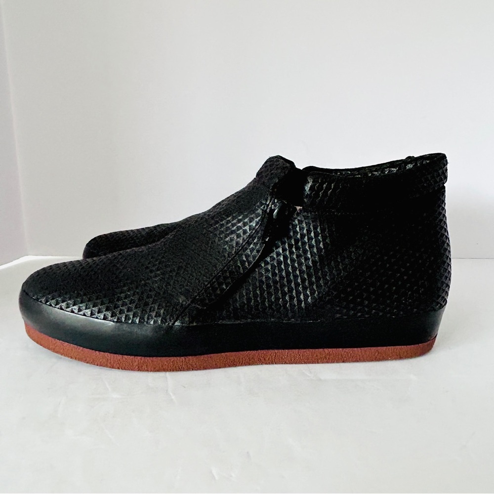 Shoe - Picture 2 of 10